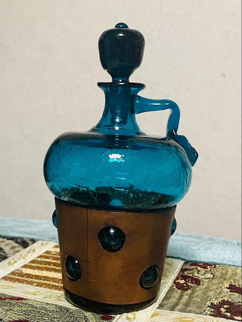 小谷新三　銅巻青色ガラス装飾ボトル 取っ手付き