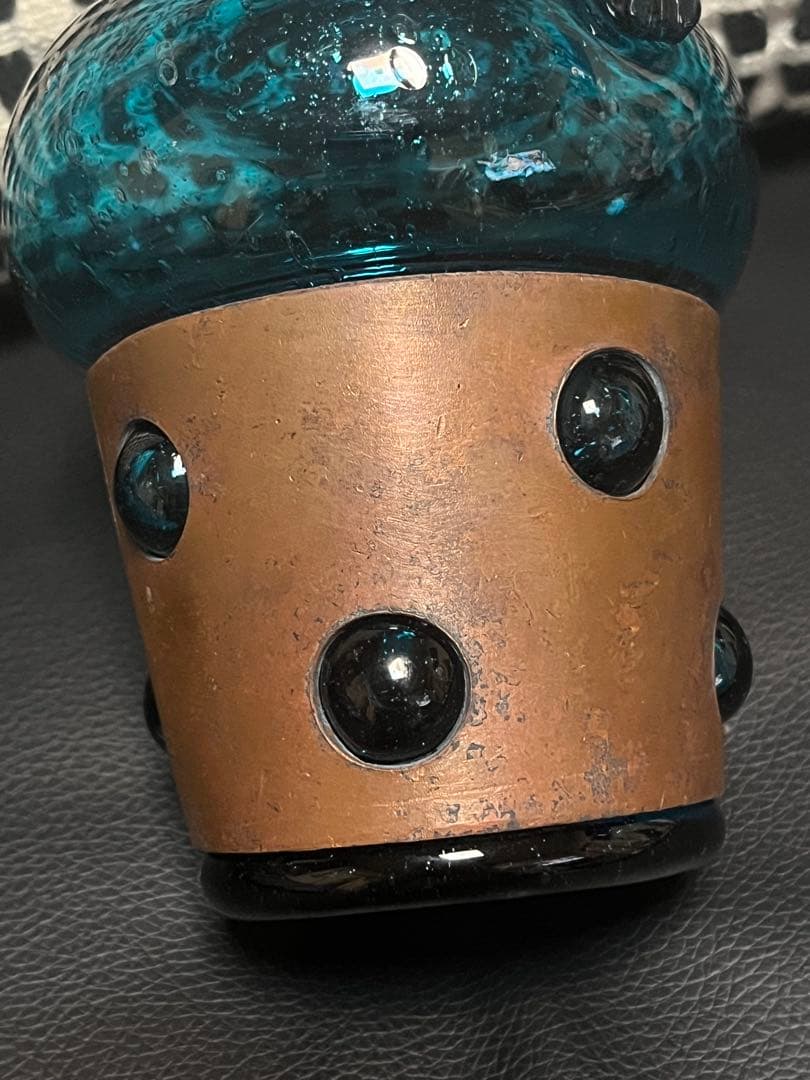 小谷新三　銅巻青色ガラス装飾ボトル 取っ手付き