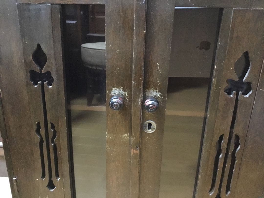 キャビネット　装飾ガラス扉　アンティーク　本箱