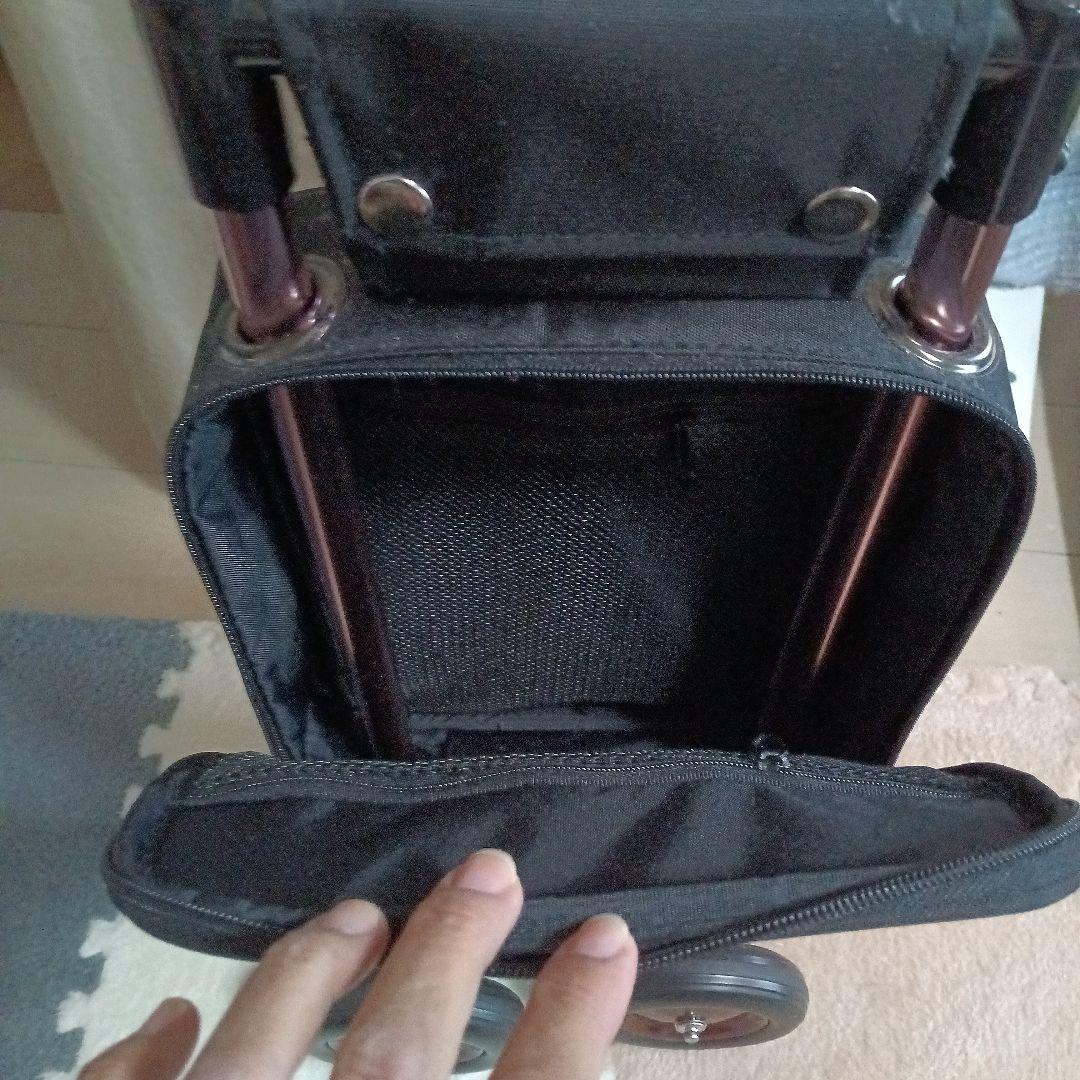 黒いナイロン製キャリーカート 杖代わりに利用