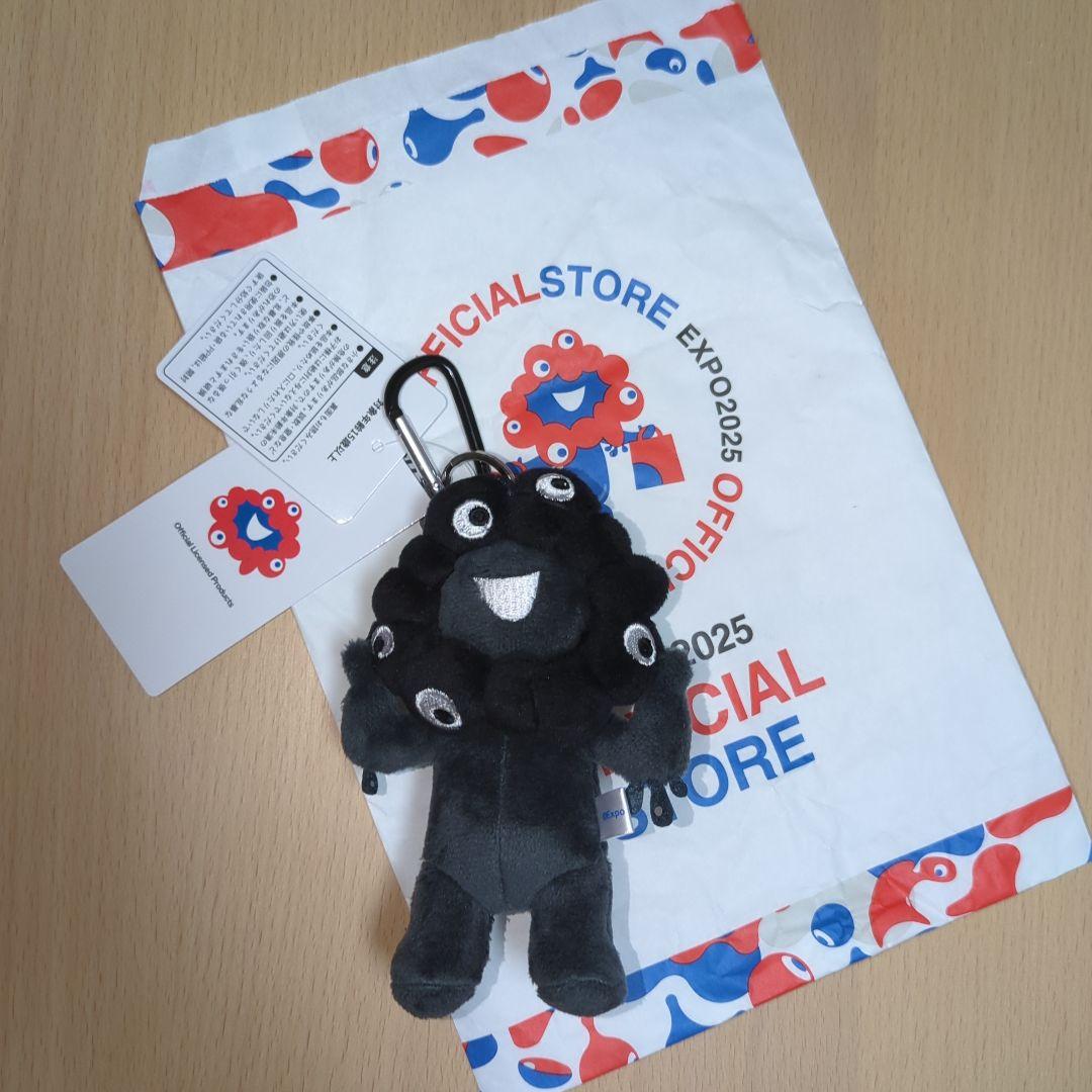 ま*３様 新品未使用タグ付き 黒ミャクミャクカラビナ付きマスコット 立ち