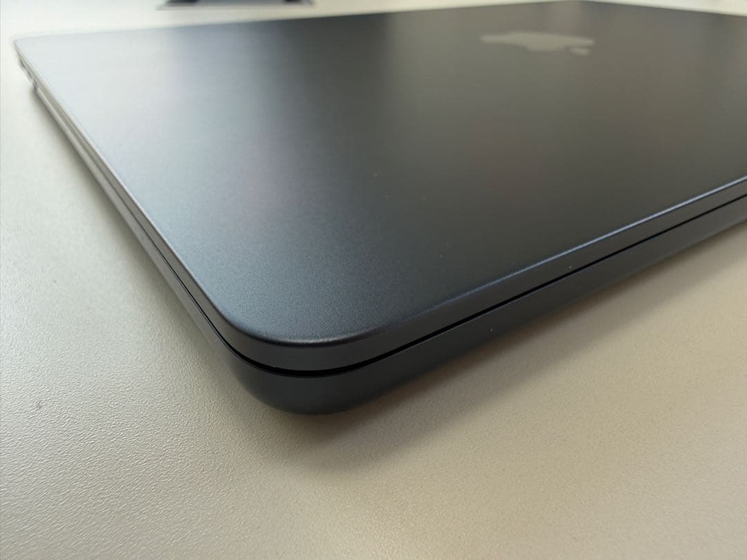 【良品】MacBook Air M2 8GB/256GBミッドナイト おまけ付