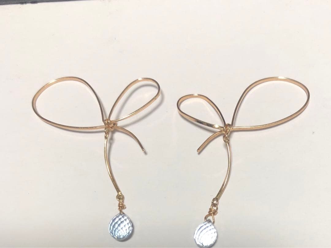 ゴールドトーン リボンデザイン ピアス