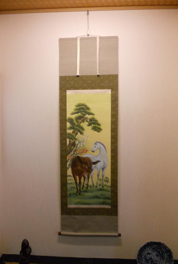 掛け軸 圭堂 松竹梅双駒 絹本 希少 軸装 茶道具 掛軸 美品 です。