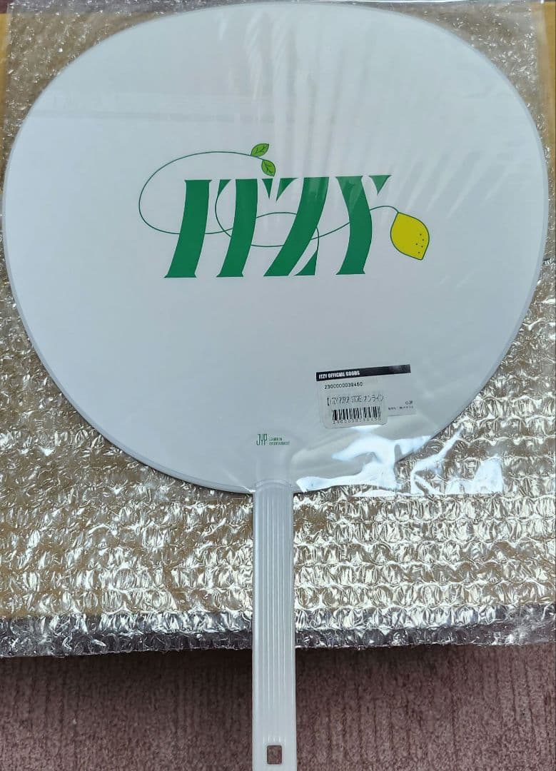 出品今月まで☆ ITZY☆ オンラインくじ 直筆サイン入り うちわ