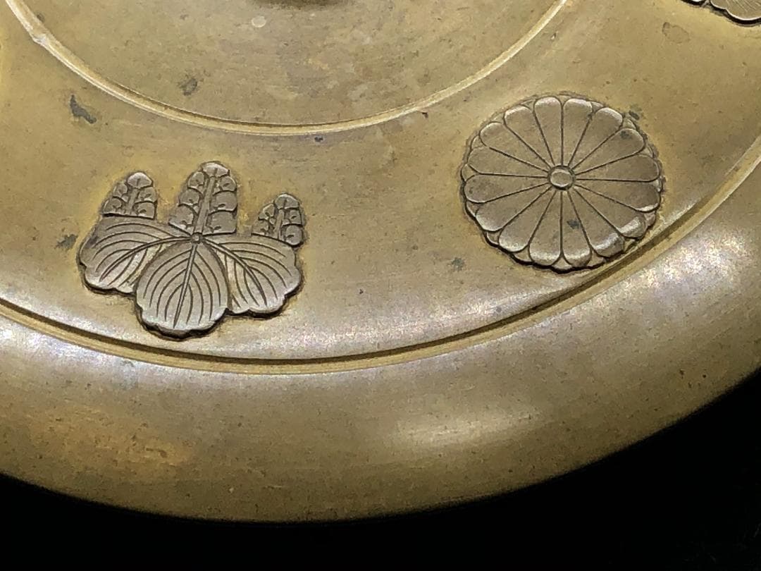 【 皇室献上茶道具 】 水指　十六弁八重表菊・五七桐文　高肉手彫り