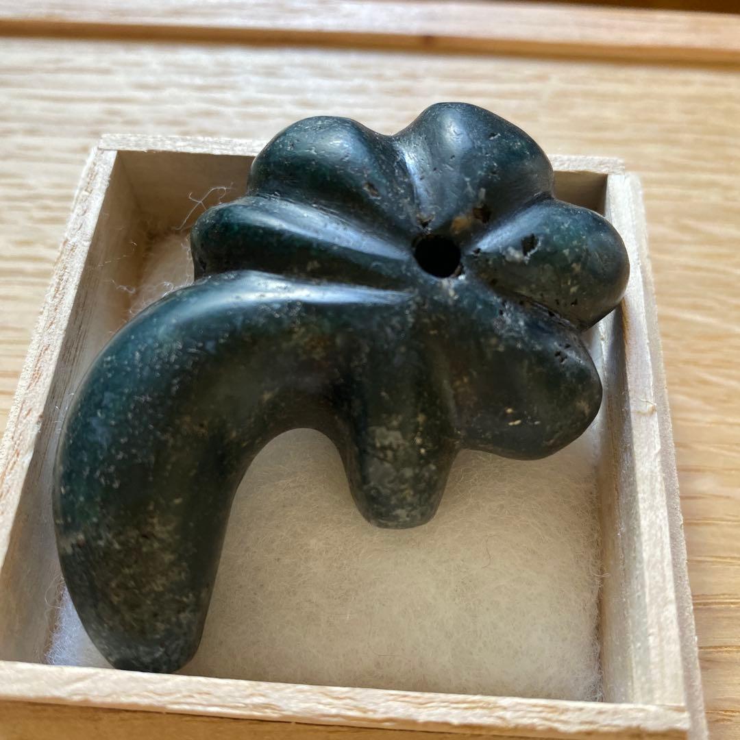 縄文期 黒く見える程濃緑色瑪瑙製 特大型6.4cm 獣形・異形勾玉｜青森市出土