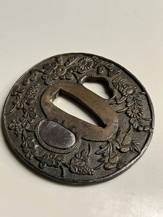 日本刀　鍔　銅　銀象嵌　菊の柄