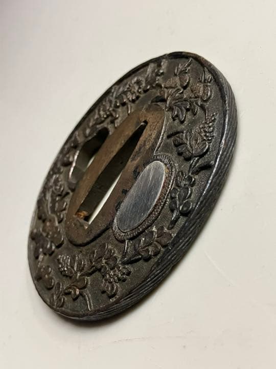 日本刀　鍔　銅　銀象嵌　菊の柄
