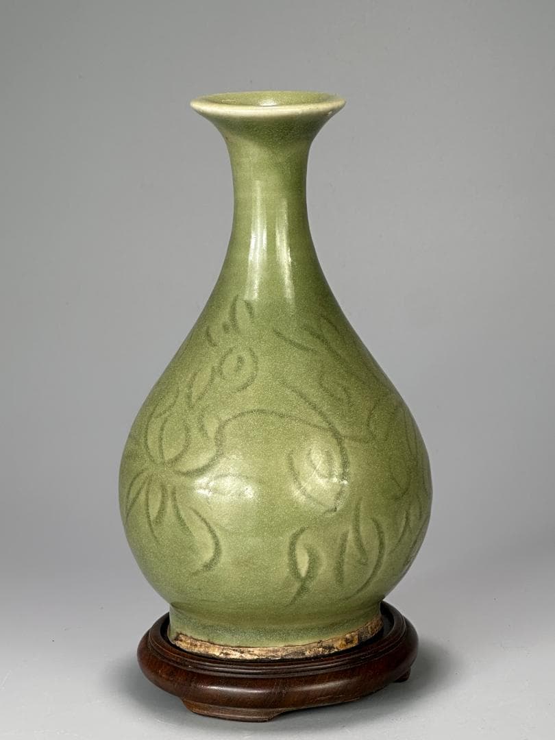 中国美術　明朝　明時代　龍泉窯　花卉文瓶　花瓶花器　花入　唐木台　時代共箱　唐物