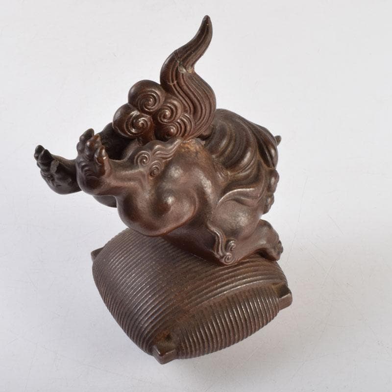 中国　紫砂　朱泥　獅子　置物　在銘　V　8929