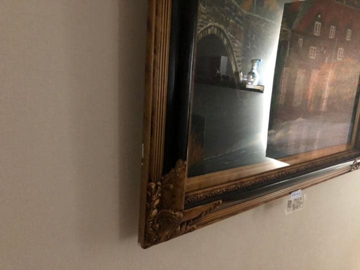 丁寧に描かれています。額縁も重厚感があって雰囲気があります。