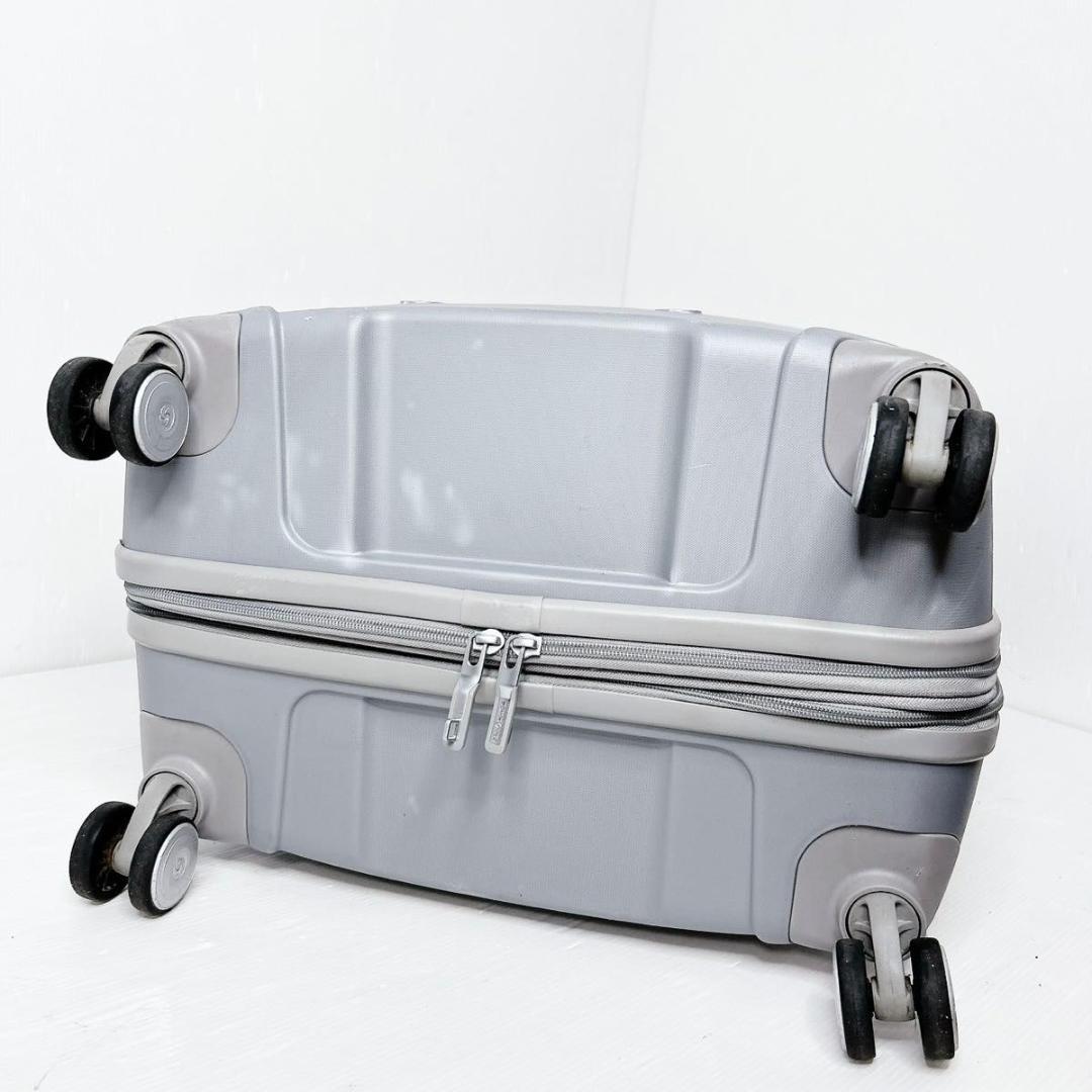 サムソナイト　 freeform フリーフォーム　ライトグレー　スーツケース