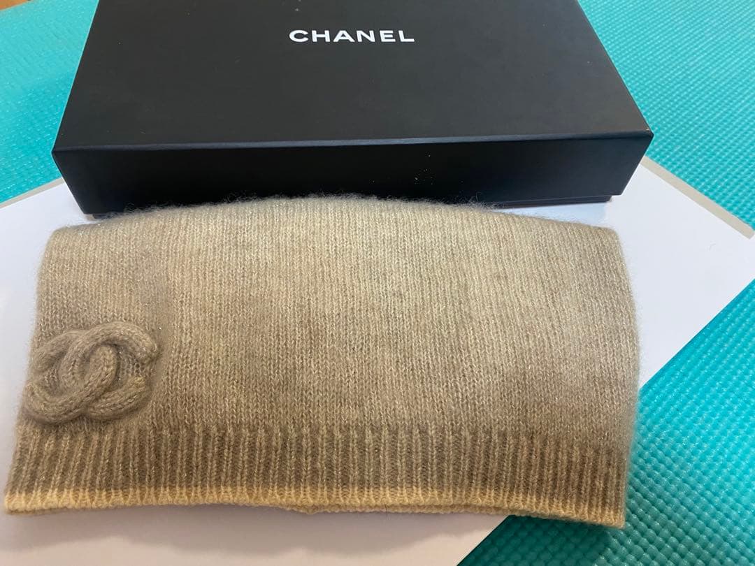 CHANEL ベージュ ビーニー ロゴ刺繍付き