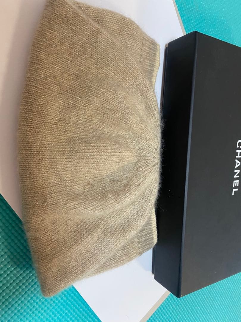 CHANEL ベージュ ビーニー ロゴ刺繍付き