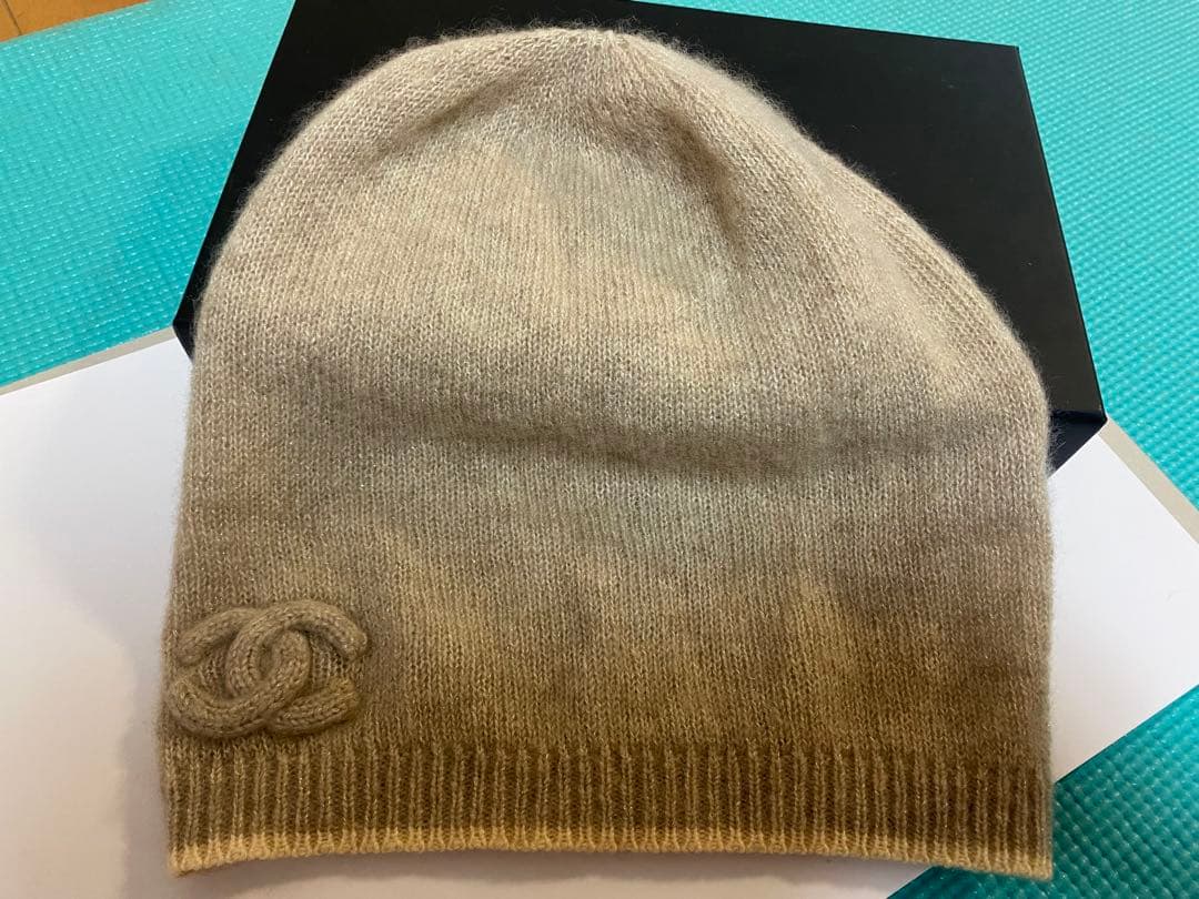 CHANEL ベージュ ビーニー ロゴ刺繍付き