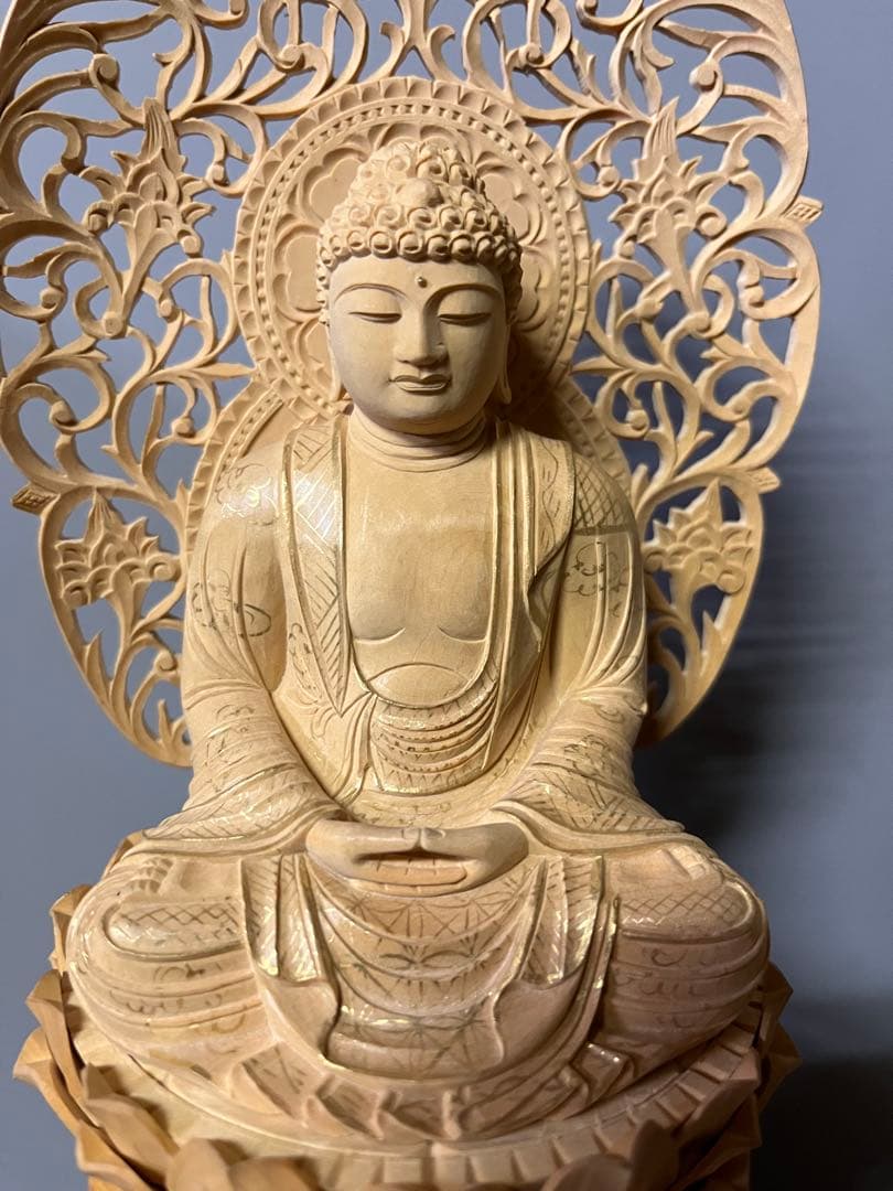 仏像　柘植　木彫　座釈迦　六角台座付　唐草光背　金泥書　アクリルケース付　17
