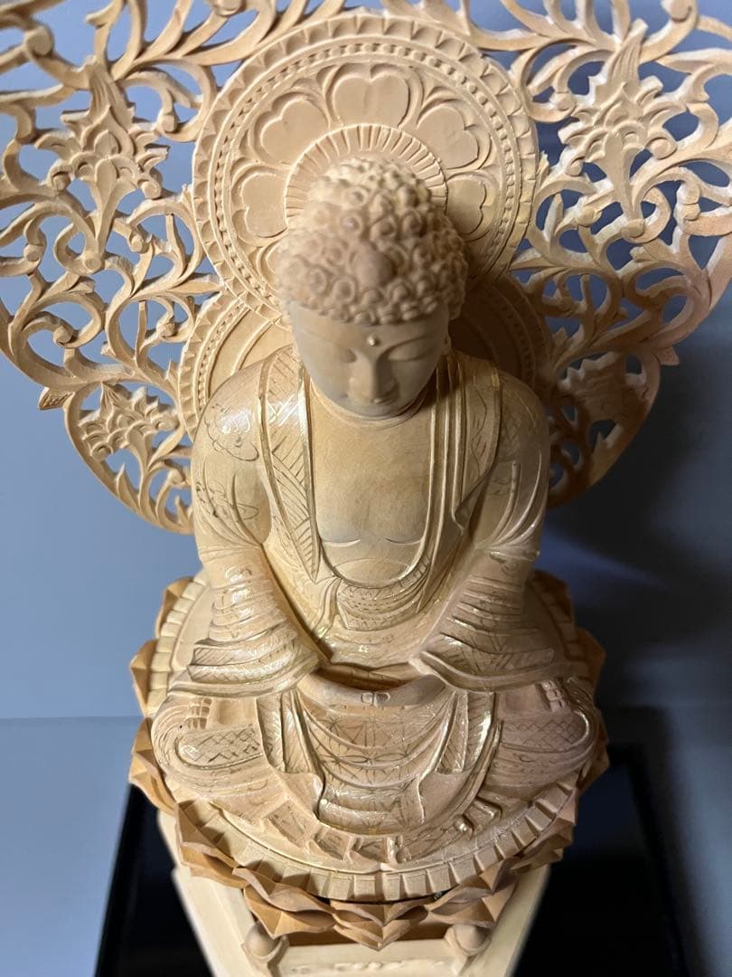 仏像　柘植　木彫　座釈迦　六角台座付　唐草光背　金泥書　アクリルケース付　17