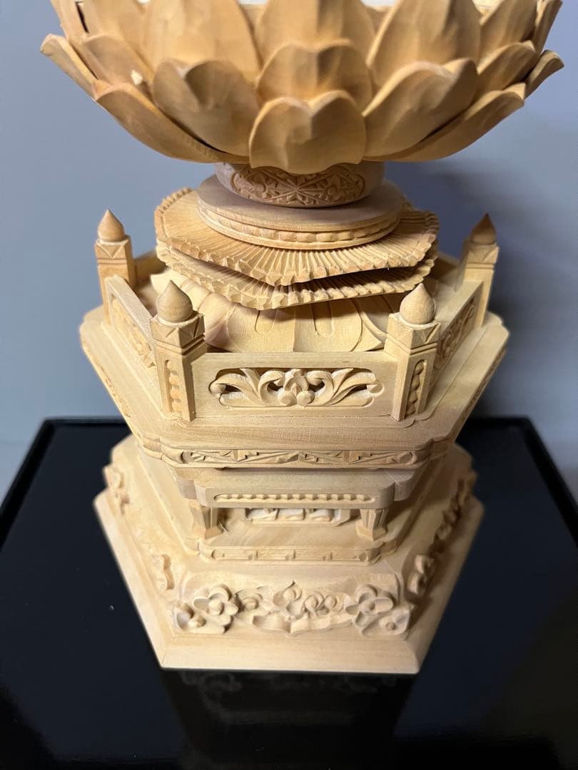 仏像　柘植　木彫　座釈迦　六角台座付　唐草光背　金泥書　アクリルケース付　17