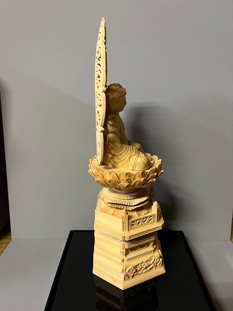 仏像　柘植　木彫　座釈迦　六角台座付　唐草光背　金泥書　アクリルケース付　17