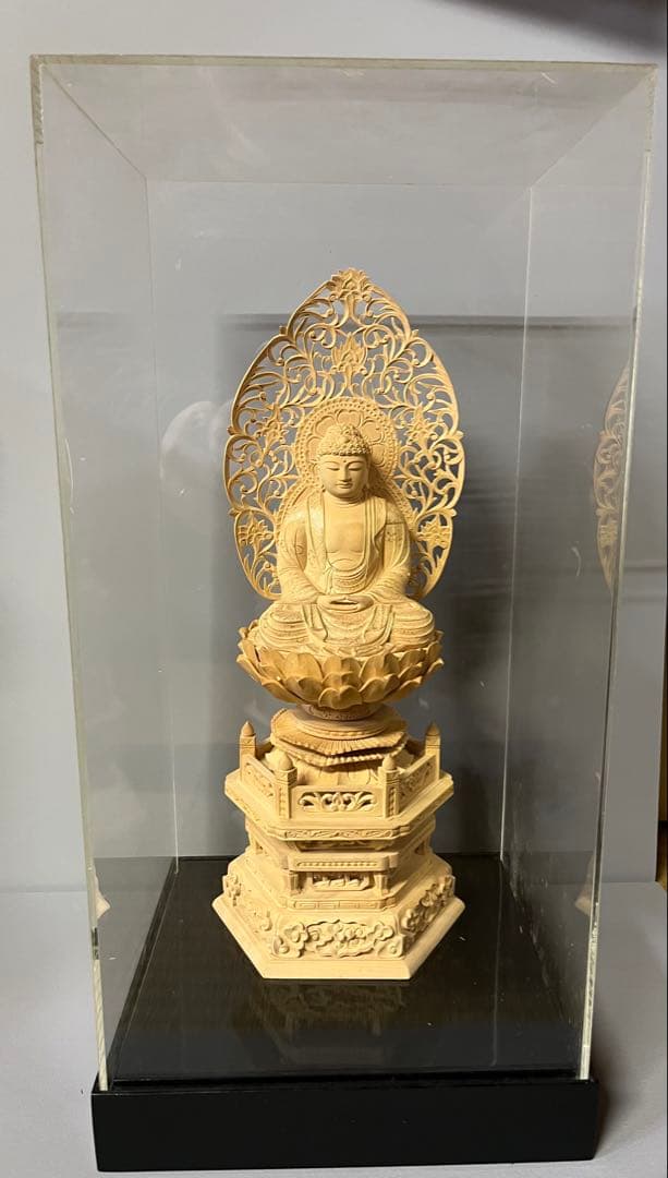 仏像　柘植　木彫　座釈迦　六角台座付　唐草光背　金泥書　アクリルケース付　17