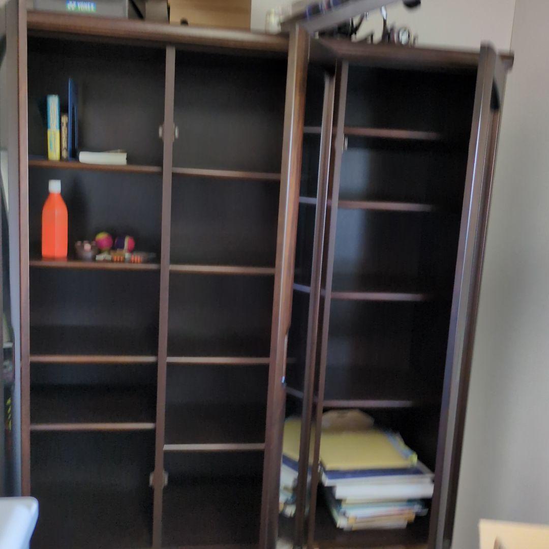 【早くお譲りします、送料のみです】木製本棚 ガラス扉付き ダークブラウン