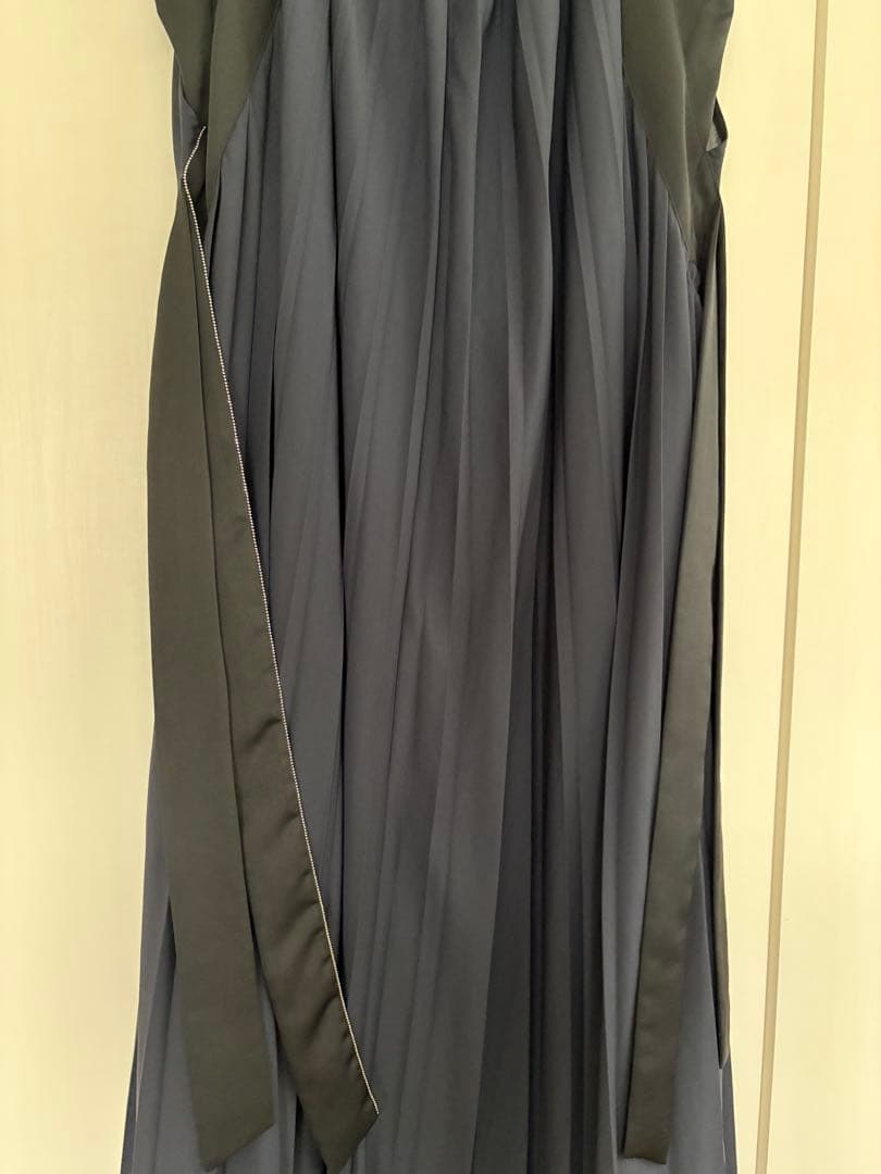 モラビトネイビープリーツノースリーブドレスワンピース