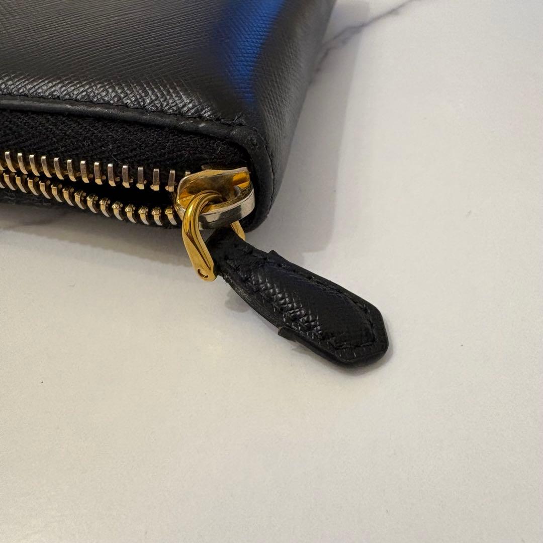 PRADA ラウンドジップ