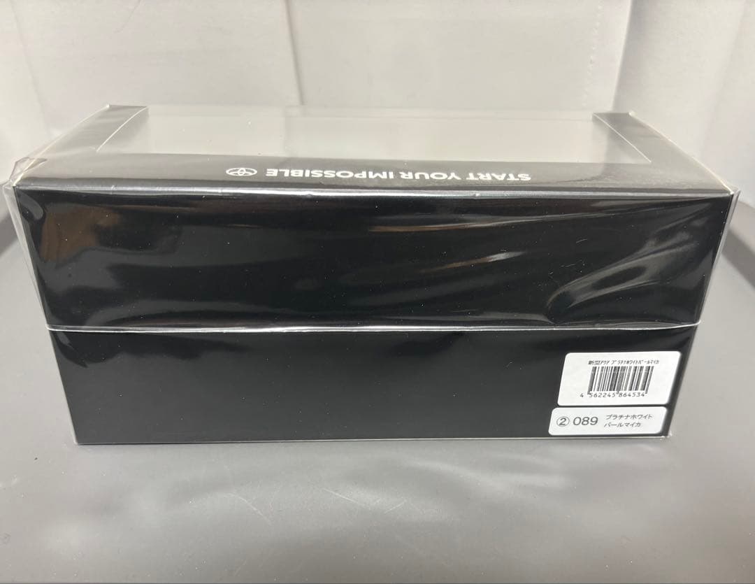 1／30ミニカー。トヨタ非売品。アクア。