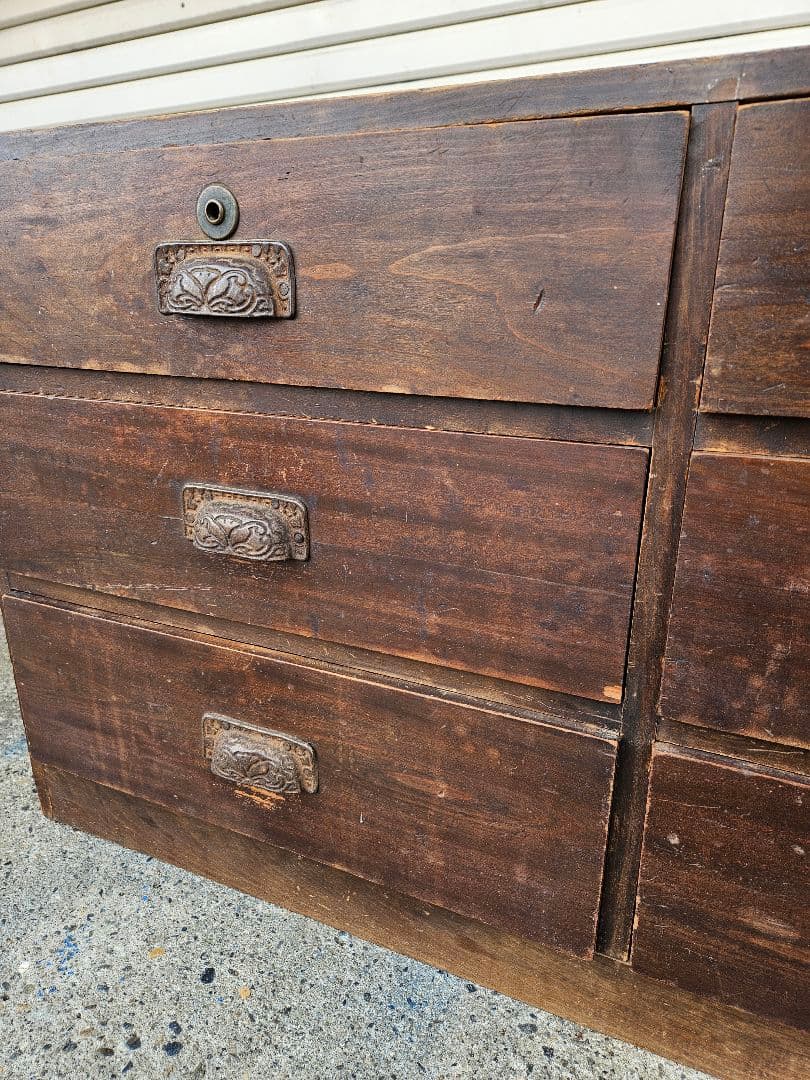 日本のアンティーク 古い木の箪笥 抽斗 6杯 引出し チェスト 飾り棚 木製