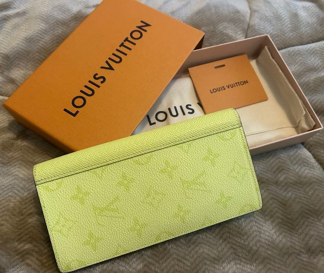 【日本限定カラー】LOUIS VUITTON タイガラマ　二つ折り財布