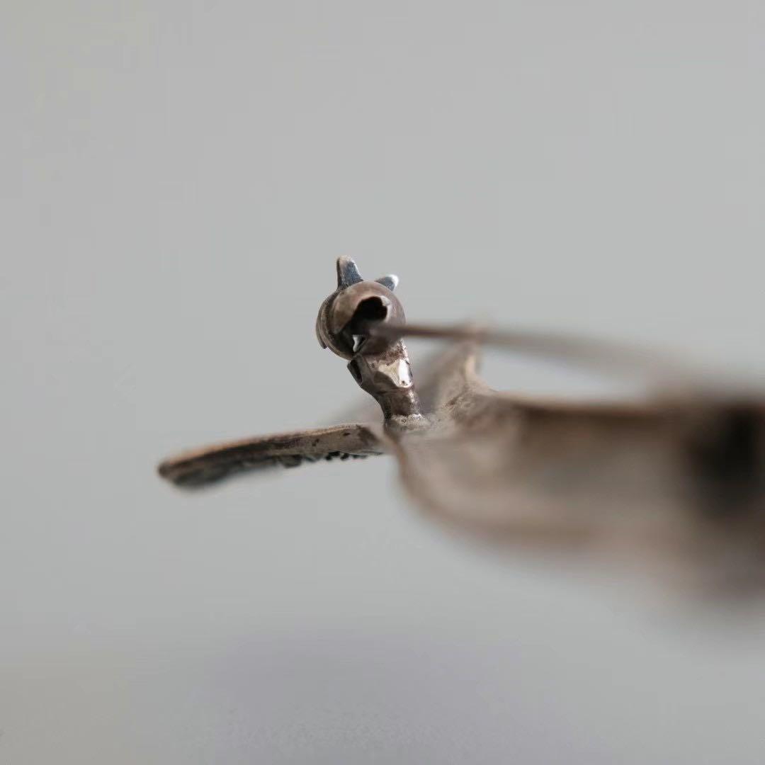 イギリス アンティーク 純銀 ハンドモチーフ ブローチ