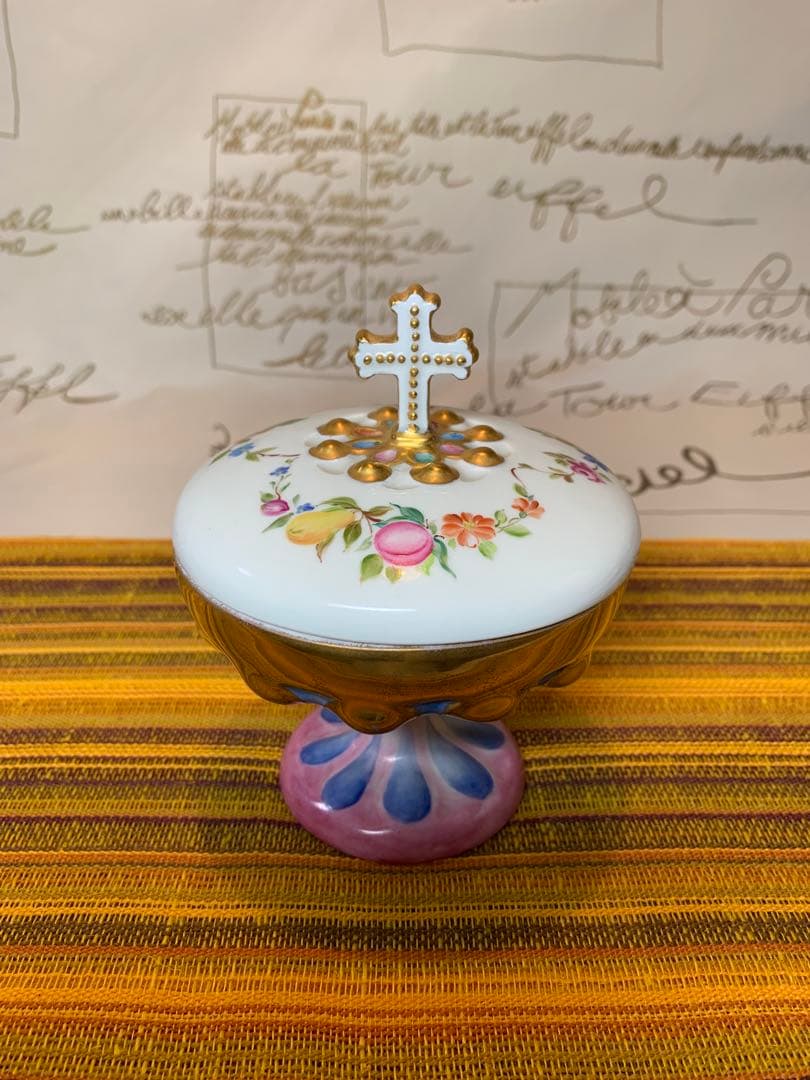 フランス製　アンティーク　リモージュ焼きの金彩とフルーツ花柄が素晴らしい蓋物！