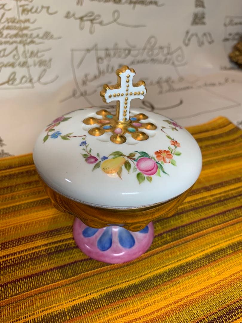 フランス製　アンティーク　リモージュ焼きの金彩とフルーツ花柄が素晴らしい蓋物！