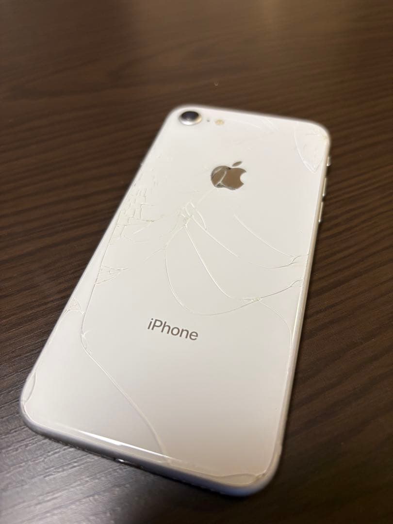 iPhone 8 画面ひび割れ 256ギガ　シルバー　SIMロック解除済