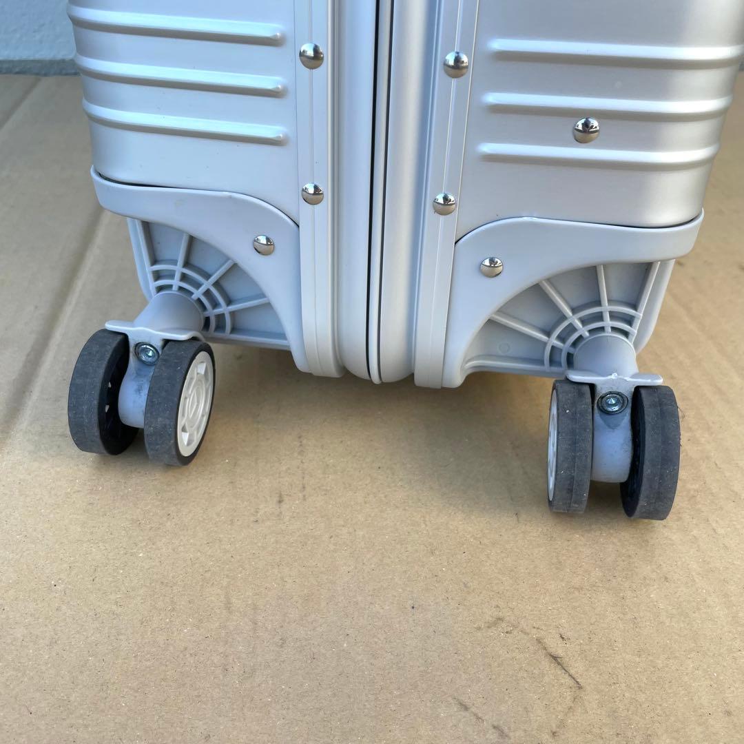 メルセデスベンツ オリジナル アルミ スーツケース TSAロック 四輪 シルバー