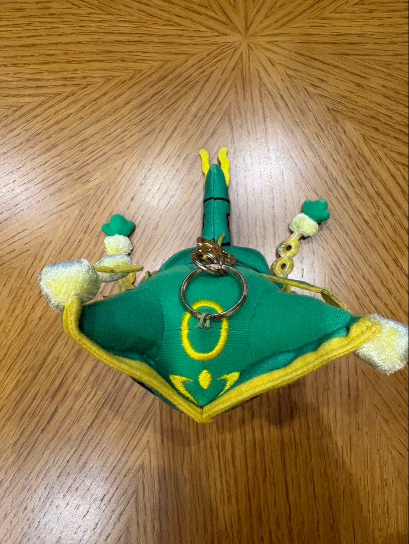 メガレックウザのポンチョを着たピカチュウぬいぐるみマスコット