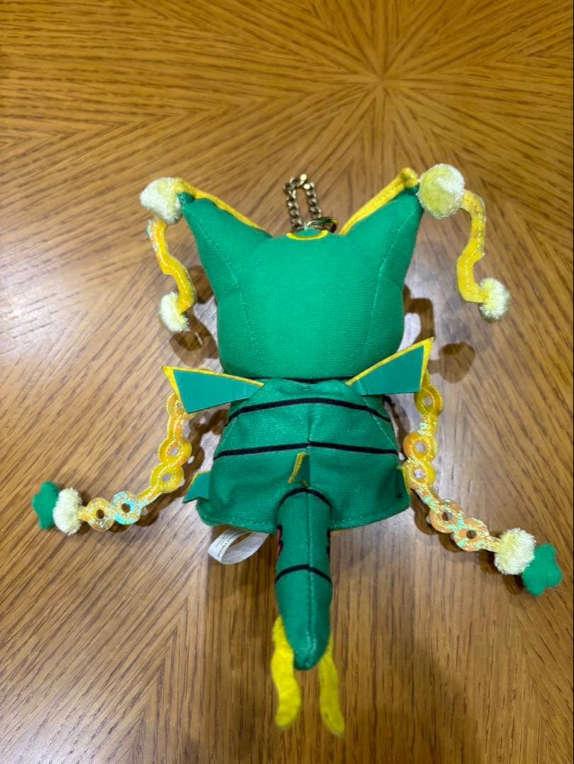 メガレックウザのポンチョを着たピカチュウぬいぐるみマスコット