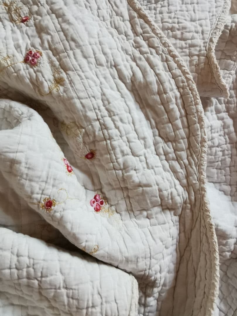 ヴィンテージ フランス/イギリス プチローズ刺繍 スカラップリム ふっくらキルト