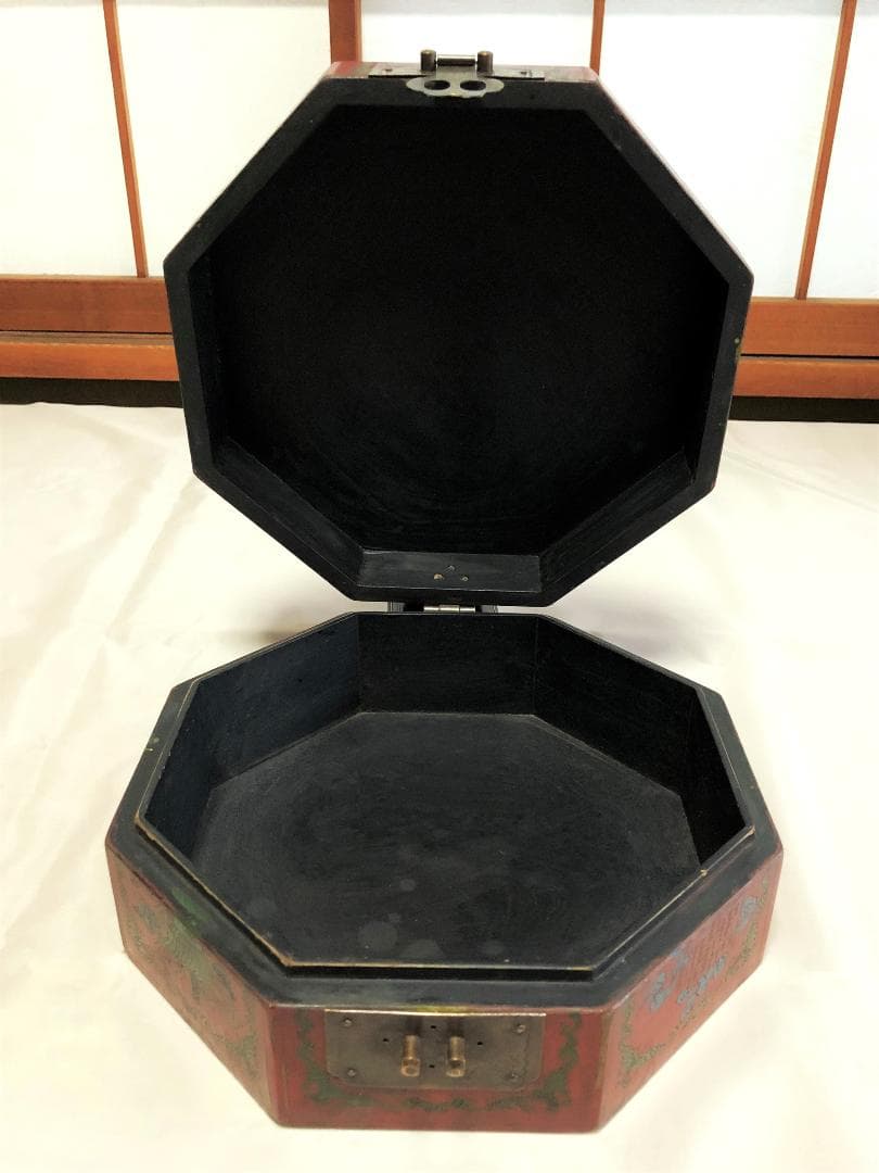 【 大清乾隆御製 献上箱 】　皇室御用達司　八角木製漆絵双龍図　飾り彫金　古玩