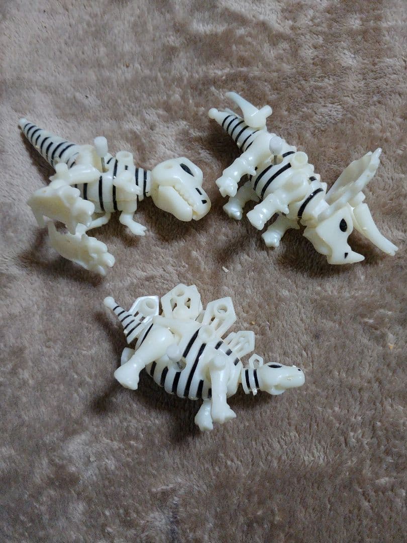 アクションほねほねザウルス　ほねほねザウルス　ティラノサウルス　トリケラトプス