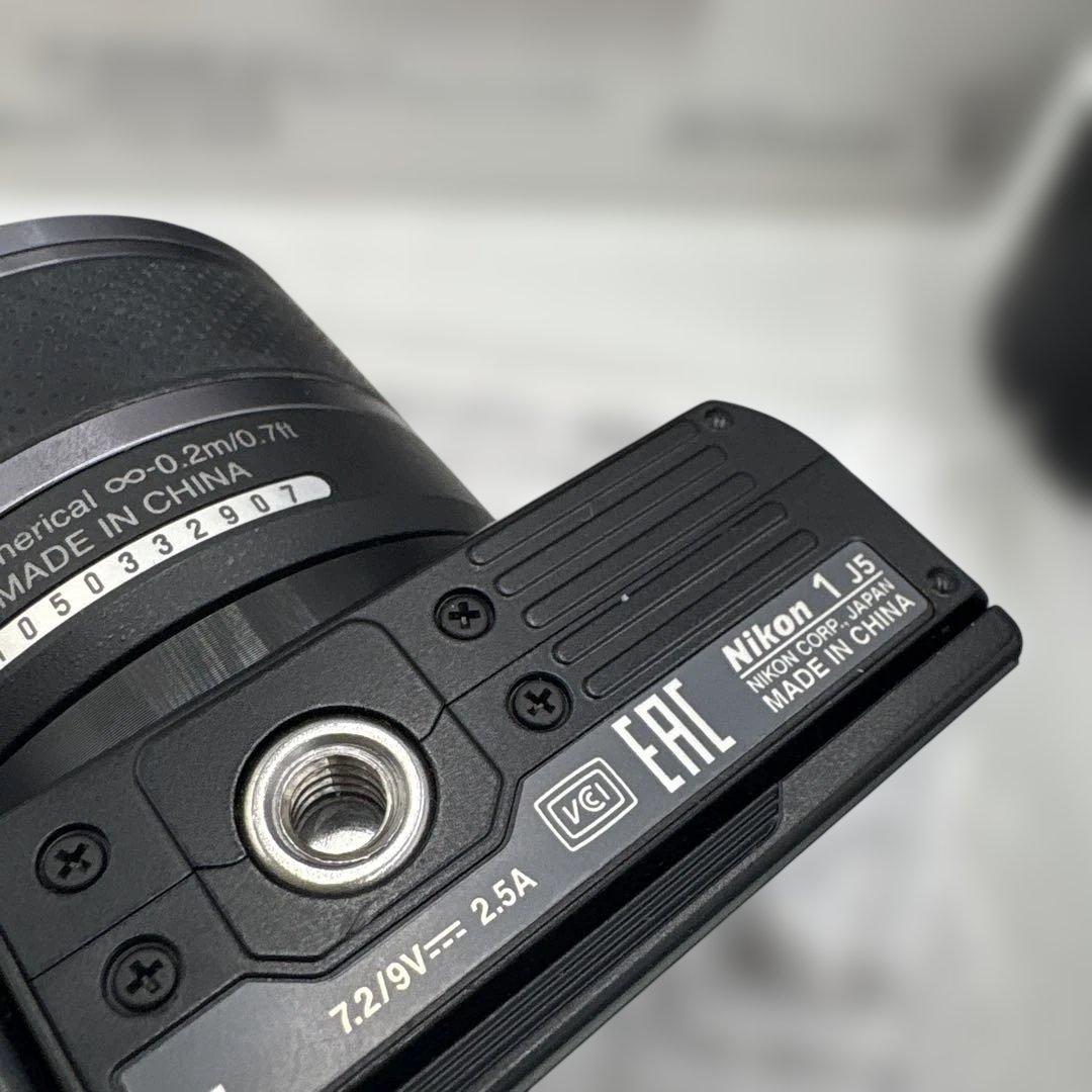 美品　Nikon 1 J5 ズームレンズキット シルバー