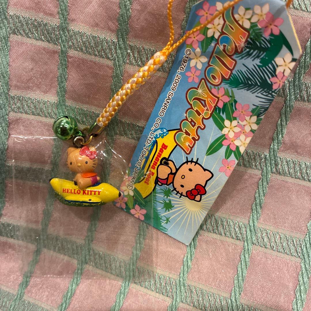 ハローキティ　夏の海 バナナボート　根付けストラップ　日焼け　ビキニ