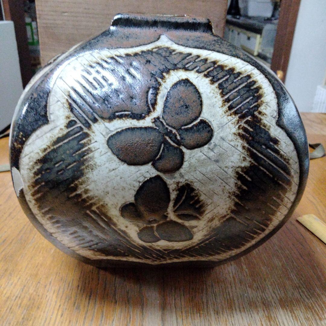 セール鉄釉刻花文の壺