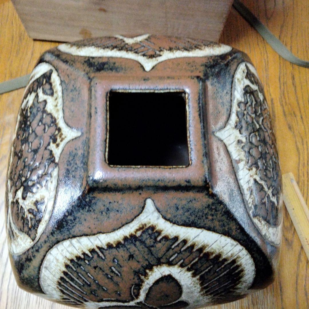 セール鉄釉刻花文の壺