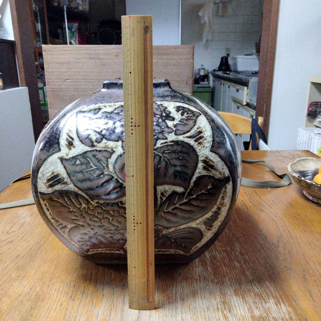 セール鉄釉刻花文の壺