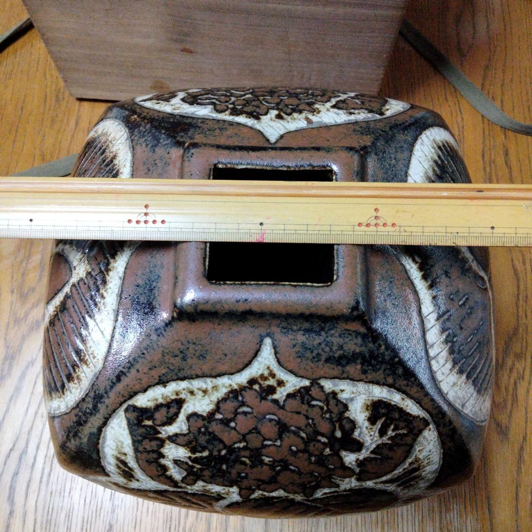 セール鉄釉刻花文の壺