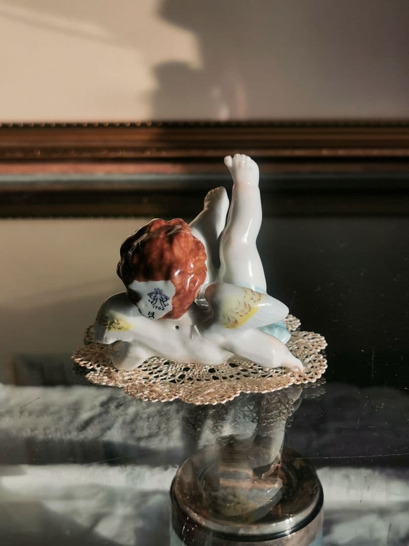 アンティークドイツポーセリン でんぐり返し子供天使 造形美フィギュリン レース付