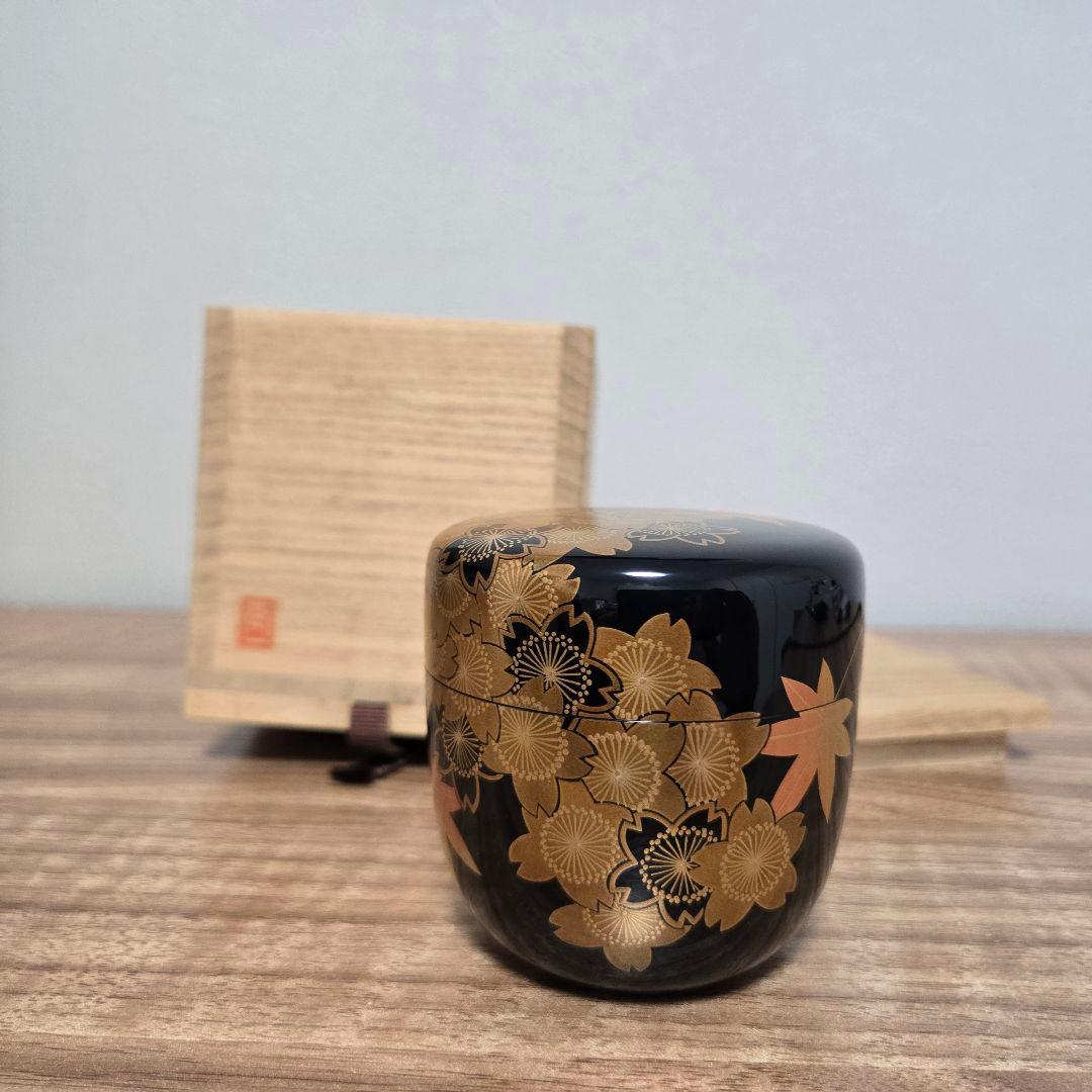 黒い木製棗 金色の花模箱付き