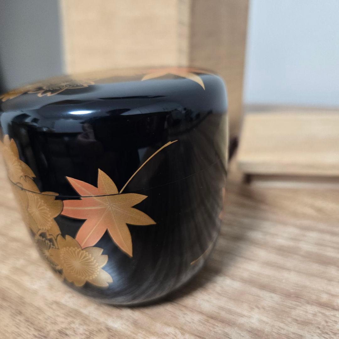 黒い木製棗 金色の花模箱付き